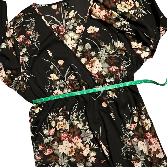 NWOT Black Floral Surplice V-Neck Bell Sleeve Dress 4XL - Picture 12 of 16